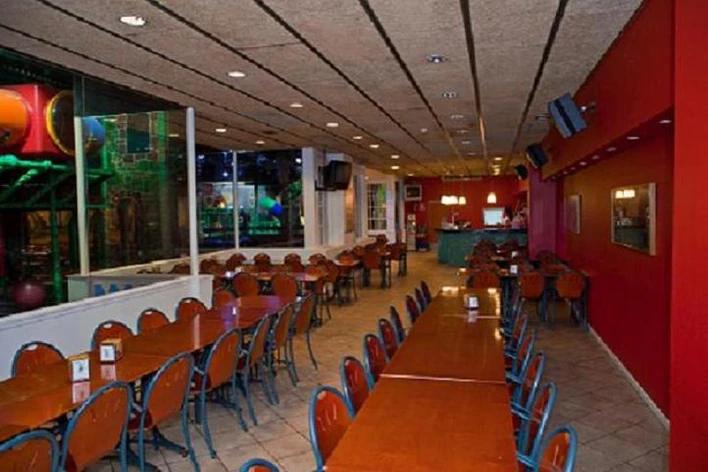 Cafetería franquicia parques infantiles Aventura Park – zona de descanso para padres con vistas al parque