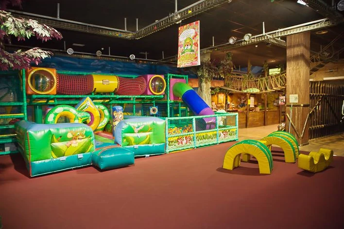 Franquicia parque de bolas Aventura Park – zona hinchables temáticos y bebés normativa EN1176