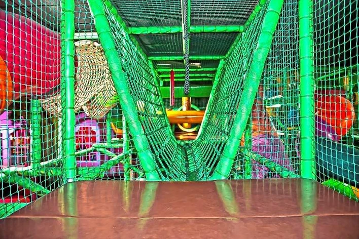 Franquicia parques infantiles Aventura Park – mundo piratas con túneles y puentes colgantes