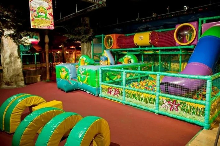 Franquicia parques infantiles temáticos Aventura Park – toboganes y mundo temático de interior