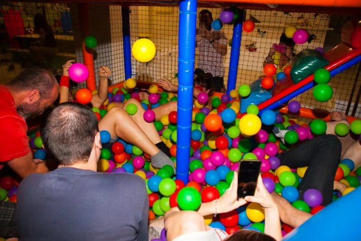 Piscina de bolas franquicia parques infantiles Aventura Park – familias disfrutando en fiesta de cumpleaños
