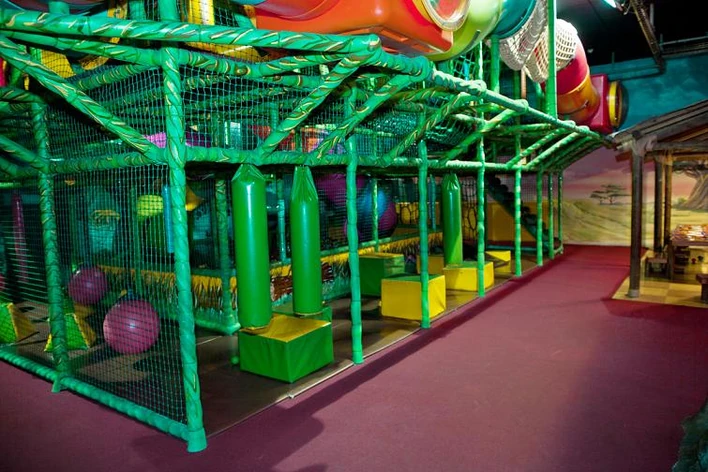 Franquicia parque de bolas Aventura Park – pistas americanas y atracciones temáticas de interior