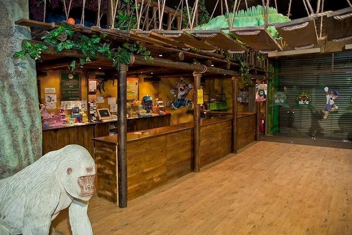Recepción franquicia parques infantiles Aventura Park – imagen de marca selva y mascota Greti