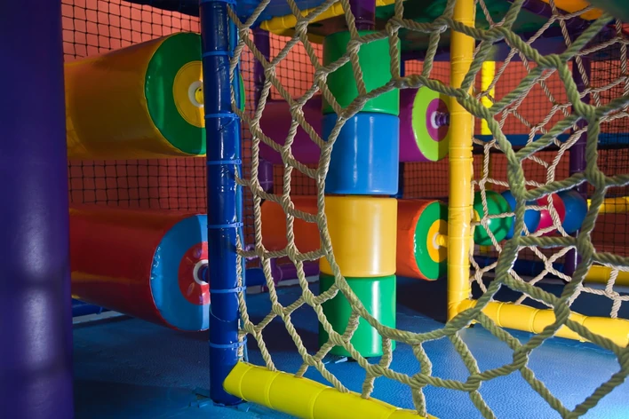 Franquicia parques infantiles Aventura Park – redes 3D y estructuras de escalada normativa EN1176