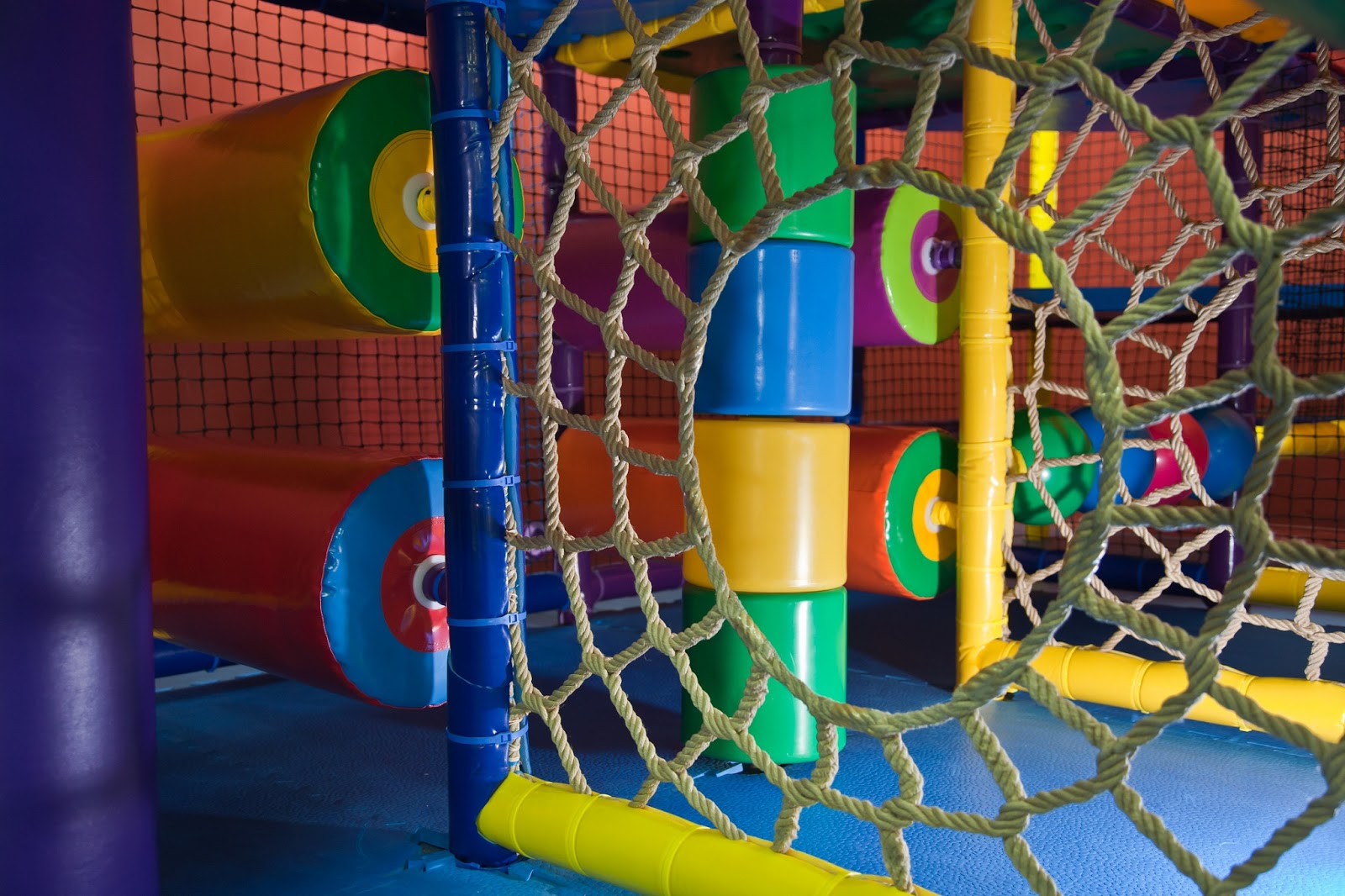 10 beneficios de los parques de bolas en niños - Aventura Park